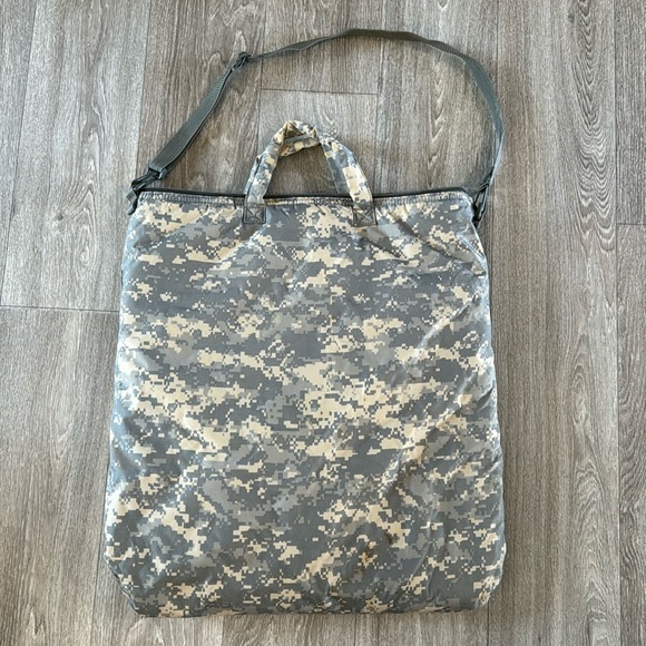 U.S. military bags ACU Flying Circle Bag and green flyer’s helmet bag - Picture 8 of 12